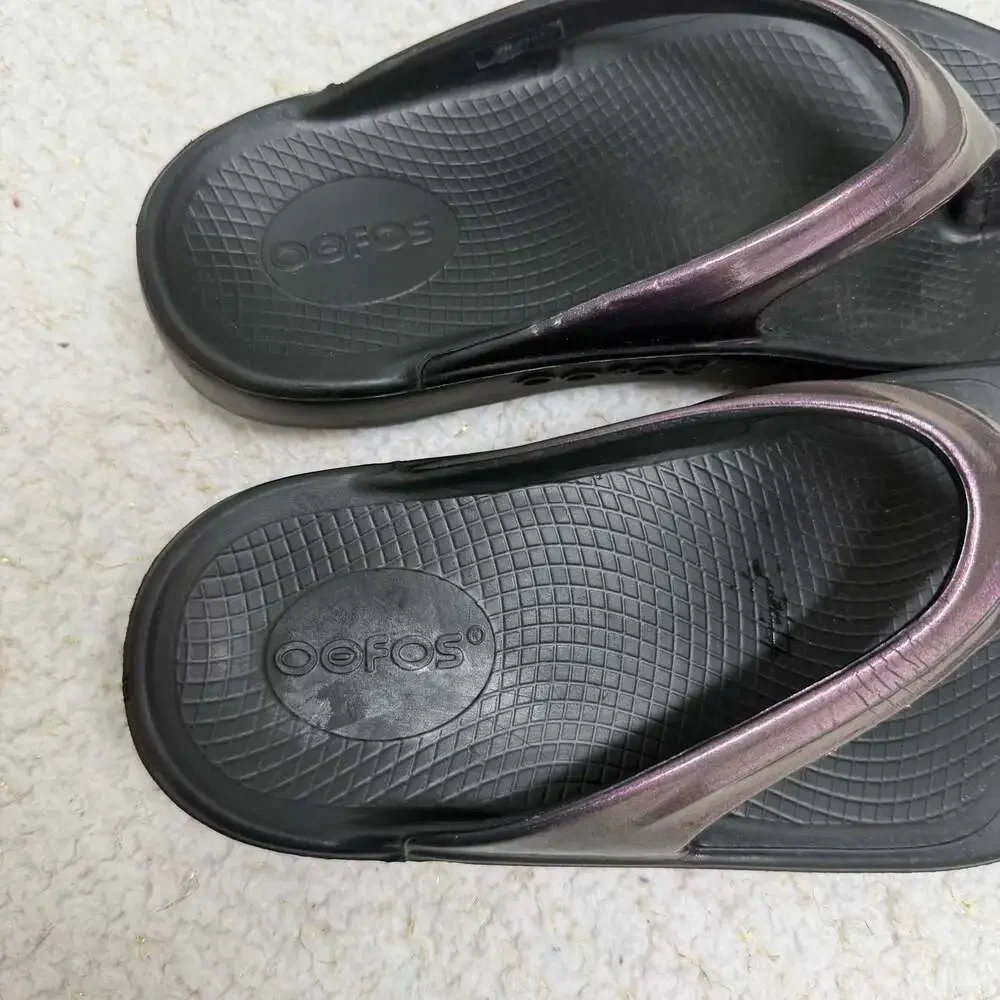 OOFOS Women's OOlala Luxe Recovery Sandal Metallic Black Purple Size W6